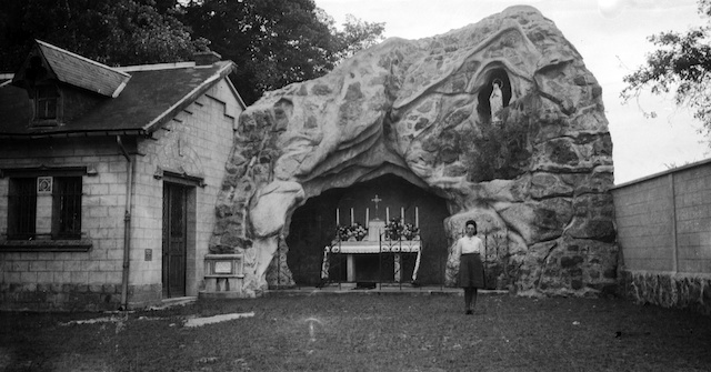 Pose photographique devant la Grotte