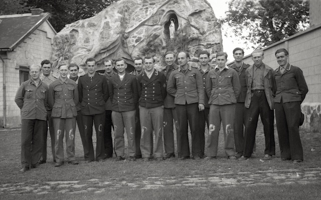 1946 - Les prisonniers allemands devant la Grotte Notre Dame